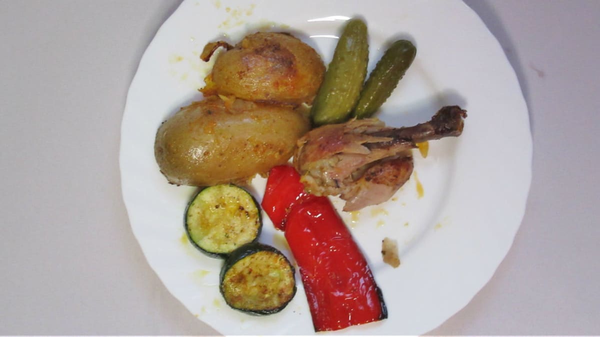 Králičí a kuřecí maso na grilu s grilovanou zeleninou, americké brambory, dip