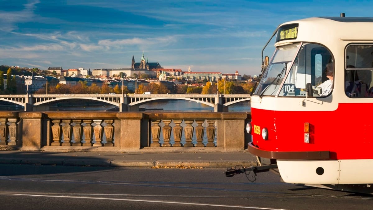 Tramvaj s pozadím Pražského hradu