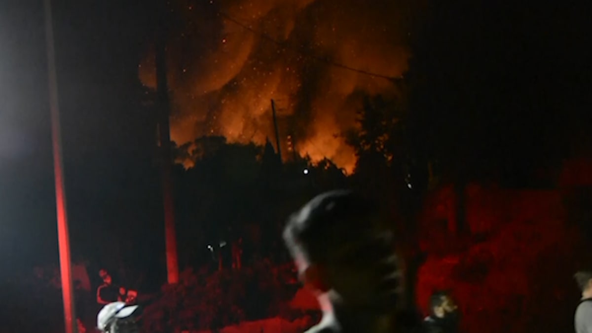 Na řeckém ostrově Samos hořel uprchlický tábor