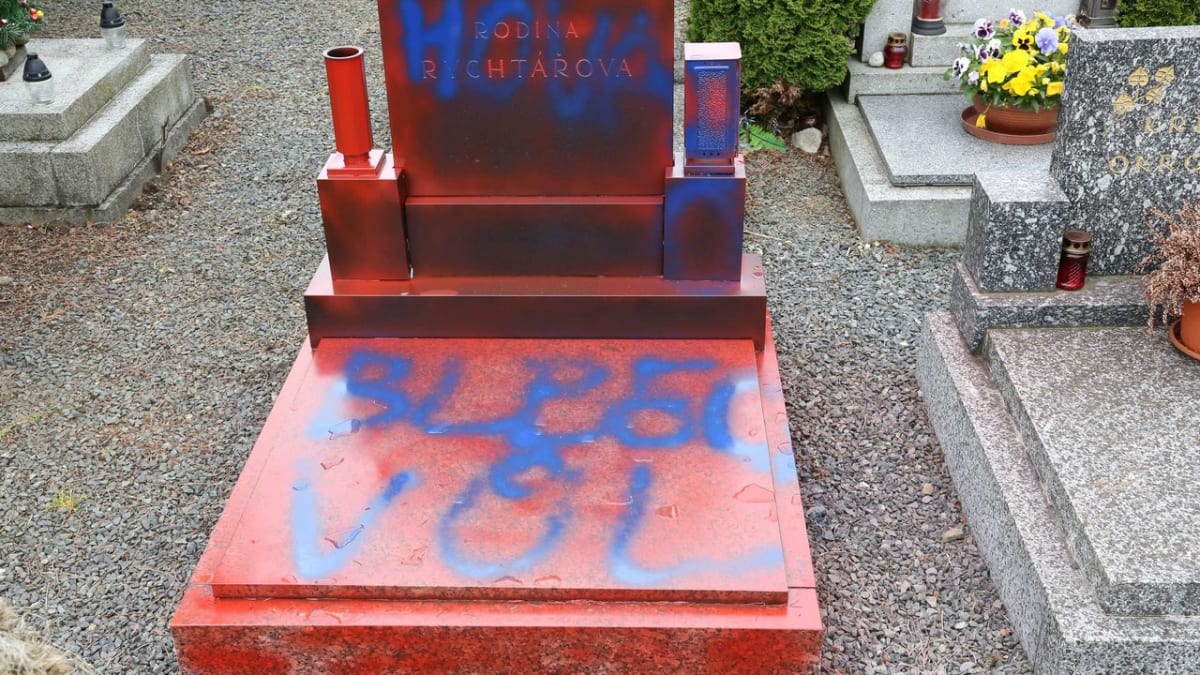 Na samotném rodinném hrobu je zase nápis "Hovado, blbec a vůl"
