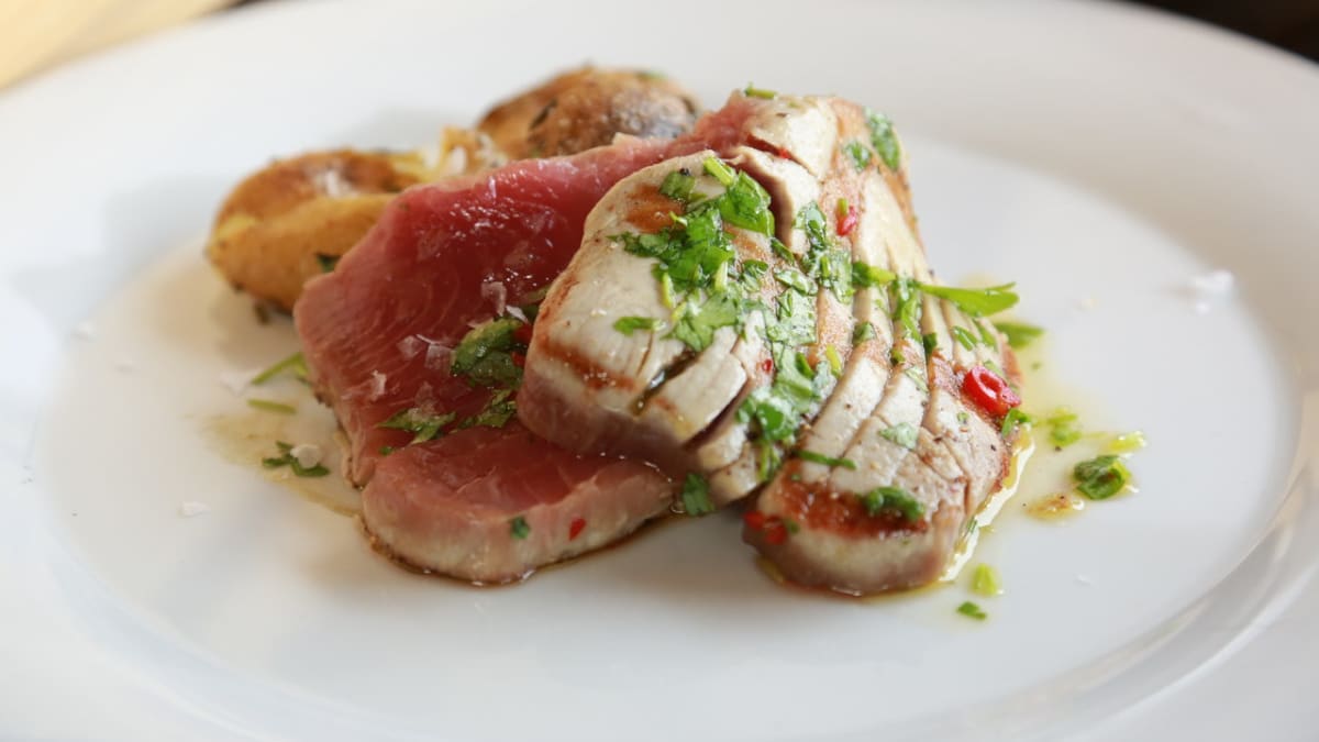 Grilovaný tuňák s česnekovými bramborami. Věřili byste, že jde o pokrm z grilu?