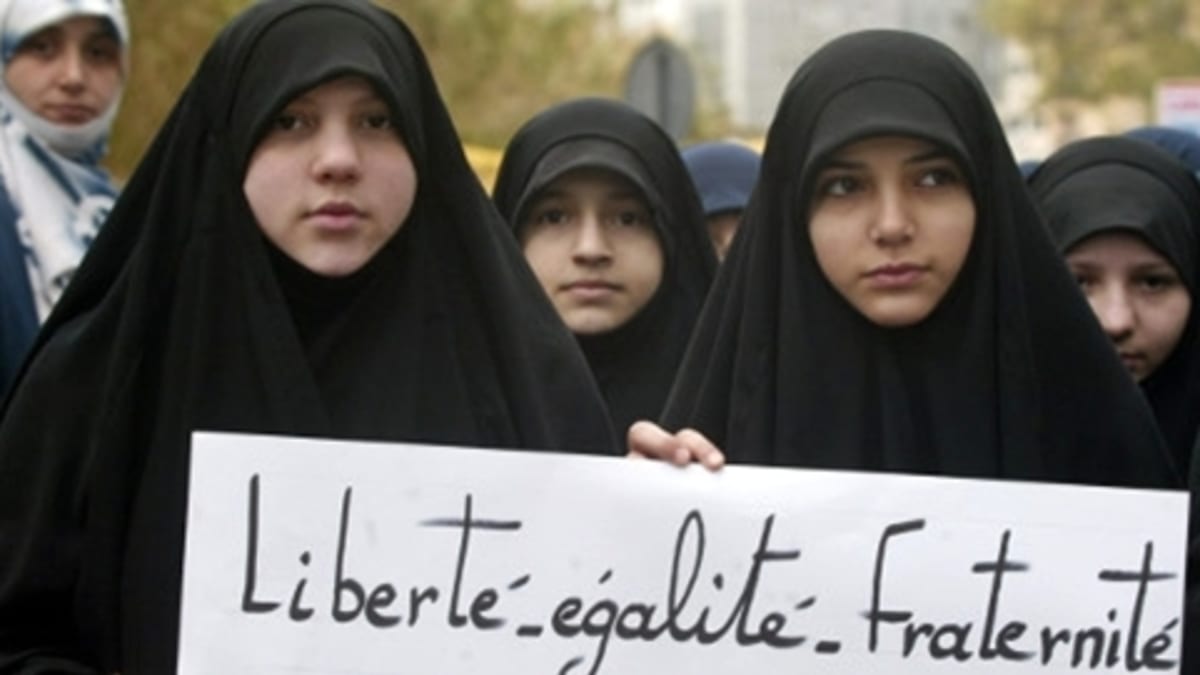 Muslimské šátky, jedna z kontroverzí, která ve Francii neutichá