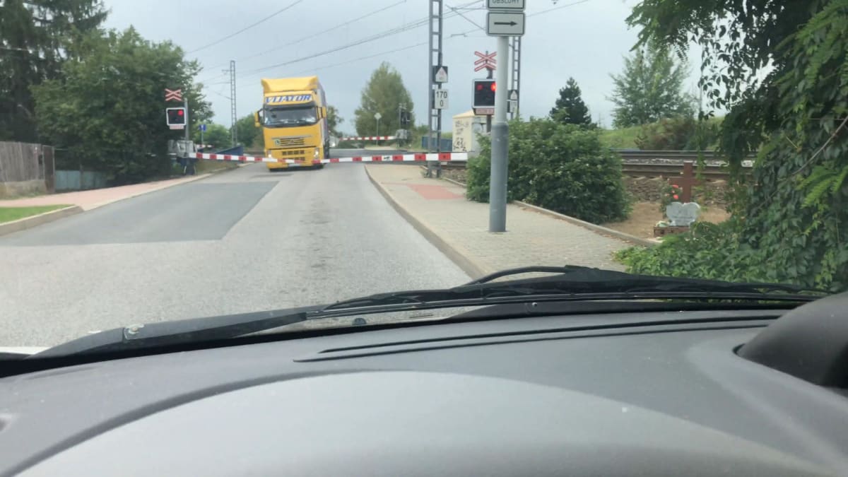 Srážka kamionu s vlakem v Uhřiněvsi