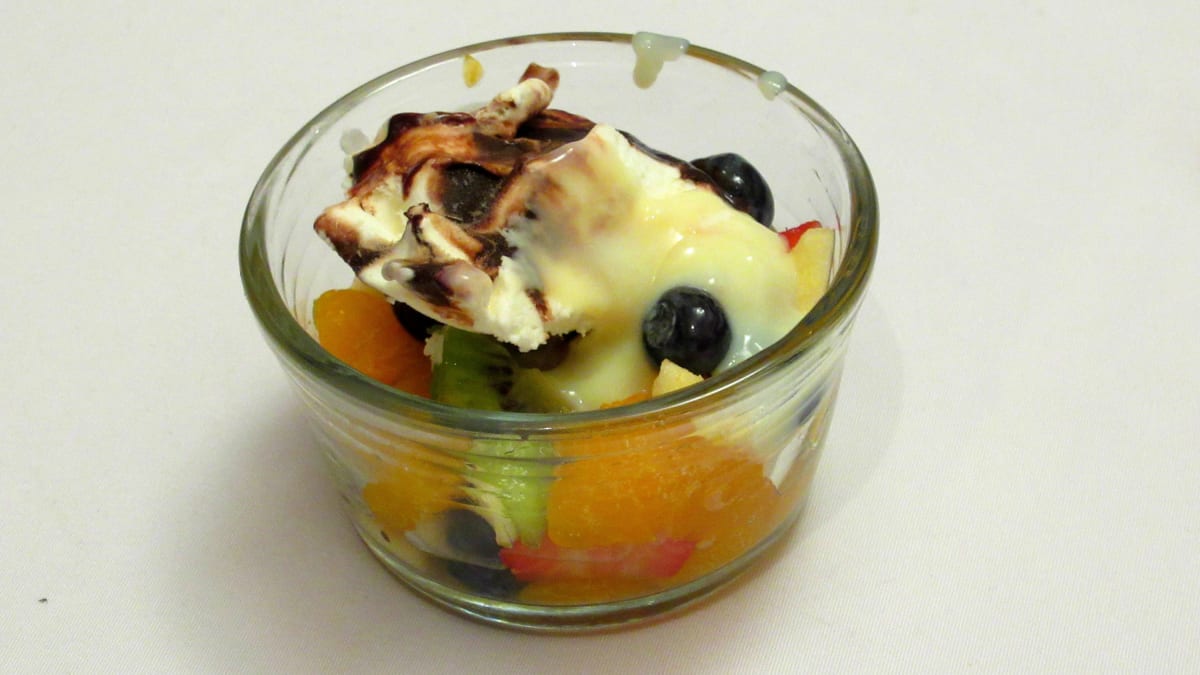 Ovocný salát se zmrzlinou a vanilkovou polevou