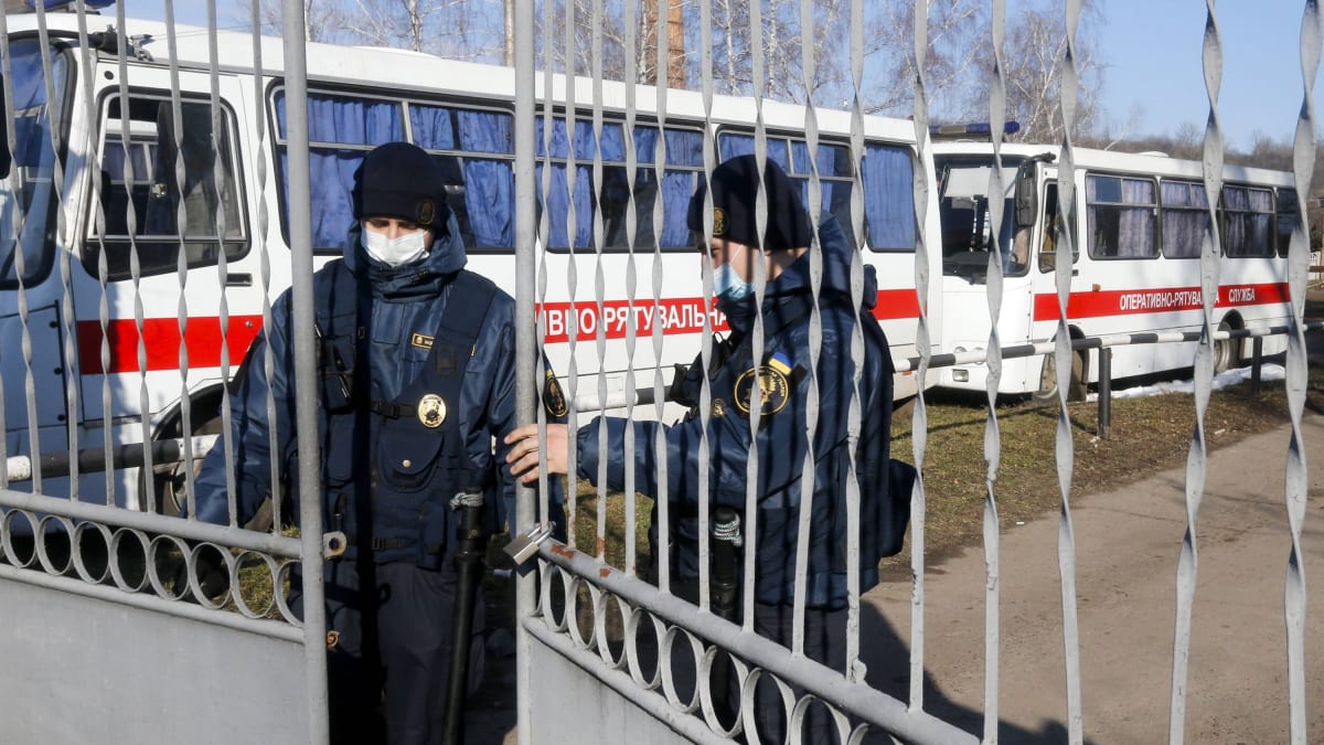 Policisté zajišťují bezpečný průjezd svých občanů z Číny do ukrajinské nemocnice
