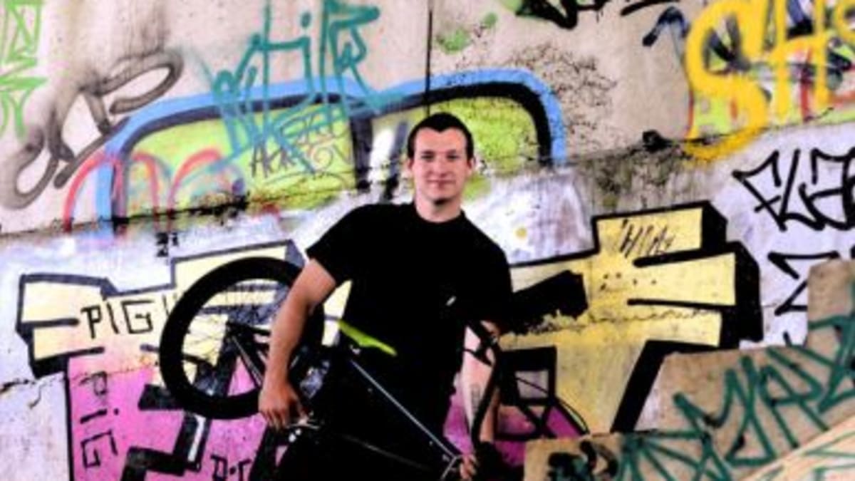 Josef Pizinger se věnuje jízdě na BMX kole