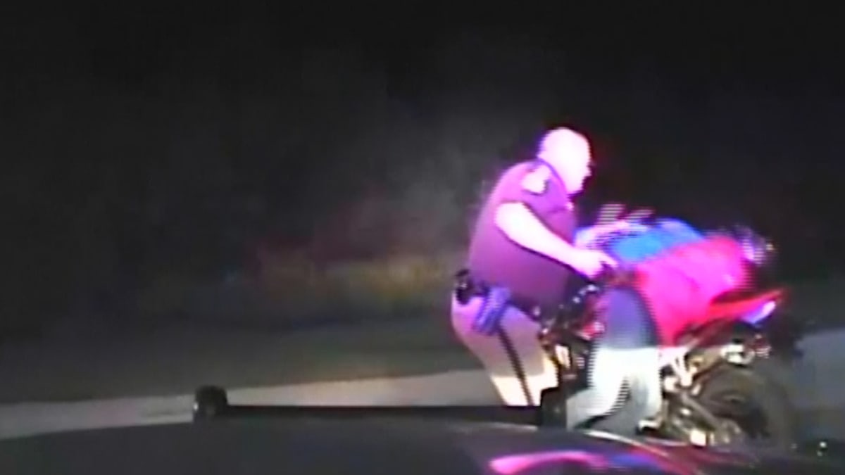 Policista srazil motorkáře k zemi
