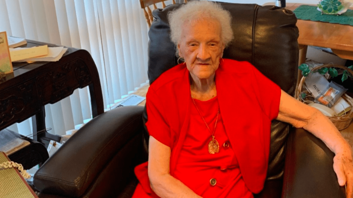 Žena (102), která je nucena se vystěhovat z bytu