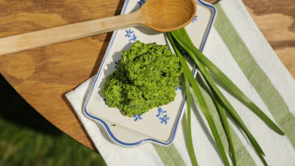 Vyrobte si z česnekové pažitky letní pesto