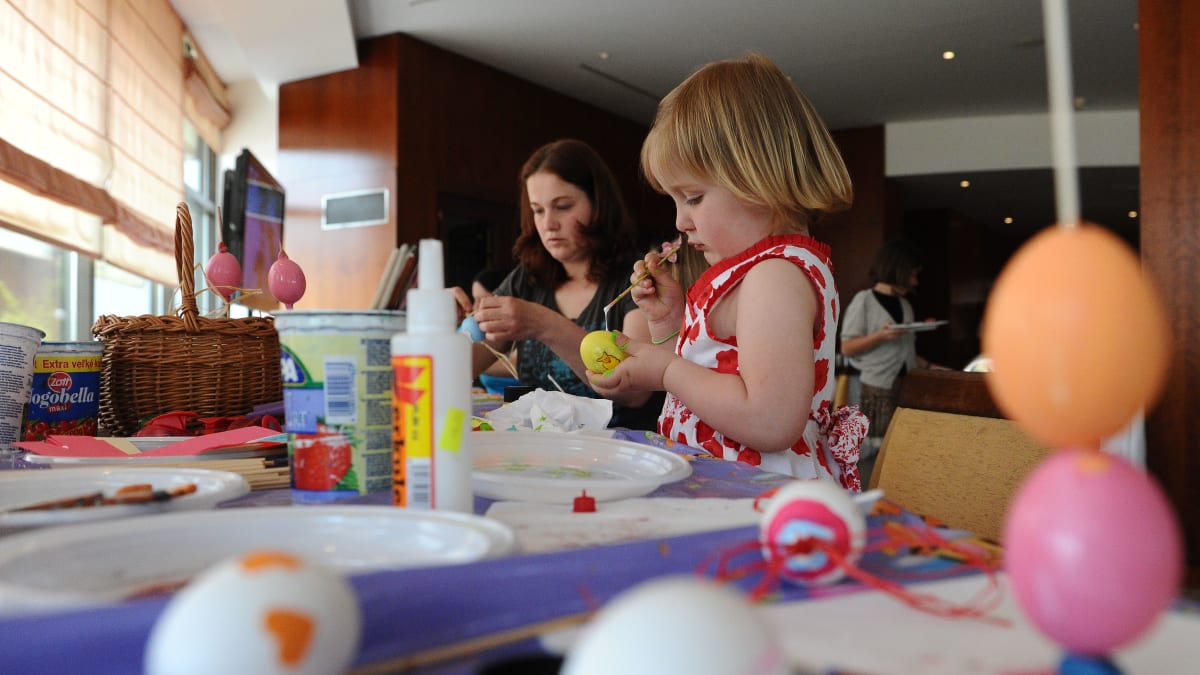 Na velikonočním brunchi se děti naučí malovat vajíčka. FOTO: Corinthia Hotel