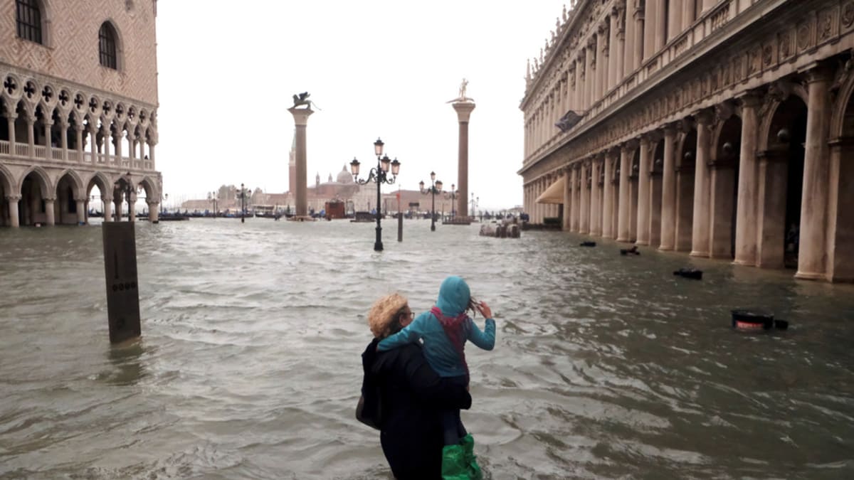 lidé se brodí vodou v Benátkách