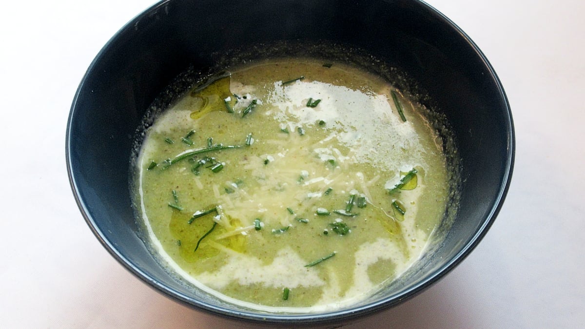 Krémová brokolicová polévka s knedlíčky z uzeného sýra, lehce posypaná parmezánem
