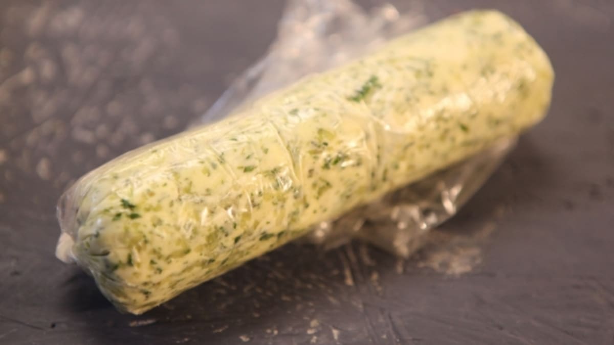 Domácí bylinkové máslo vložte do lednice v potravinářské folii