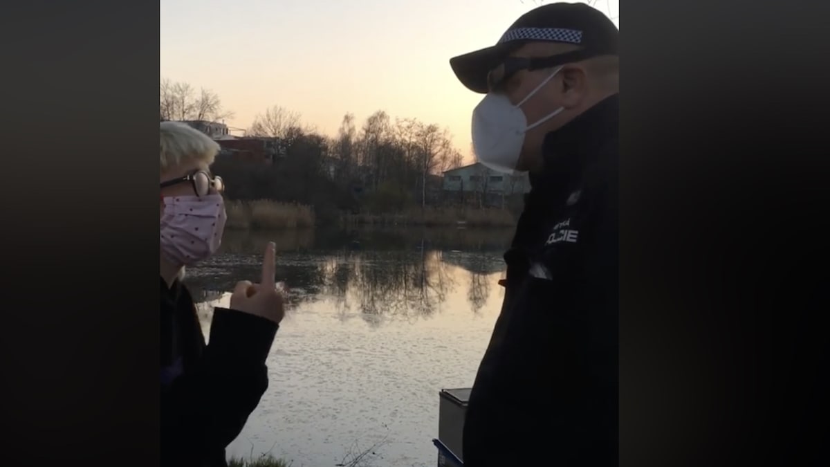 Strážník měl dát dívce facku kvůli posedávání u rybníka