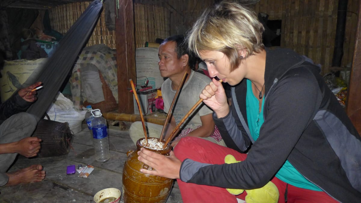 První a poslední moment, kdy ochutnávám rýžové víno. NP Virachey, Kambodža