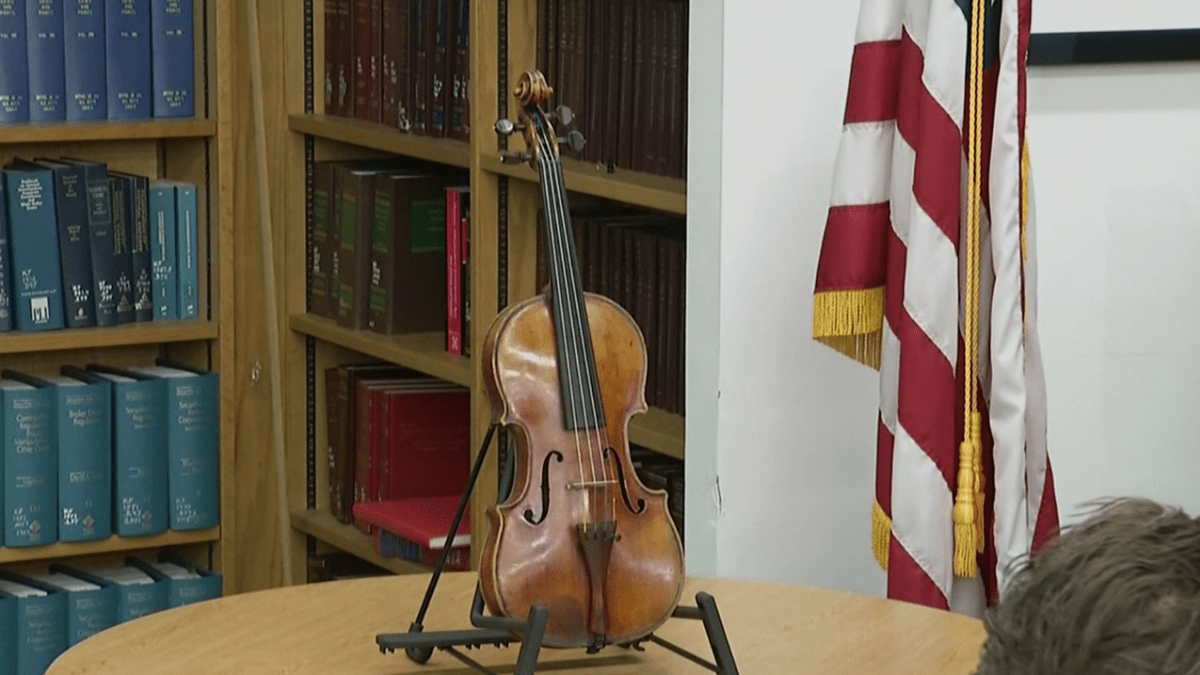Prima ZOOM SVĚT 19.3.2017 - housle Stradivari