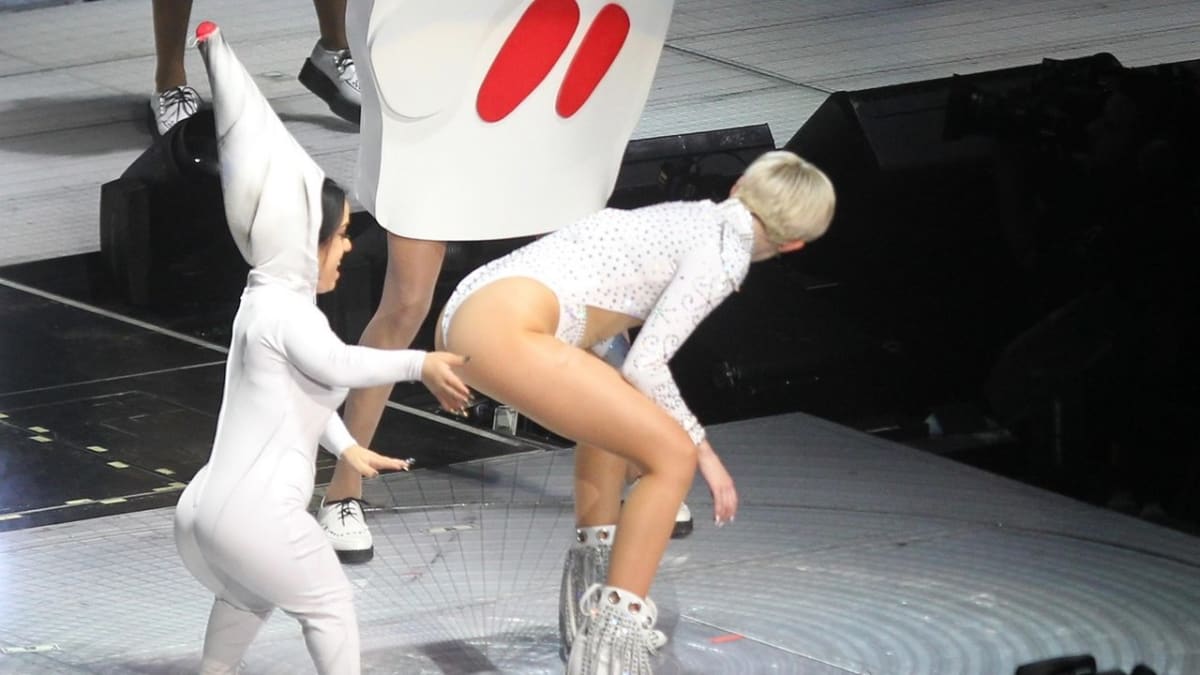 Miley Cyrus plácá trpaslík