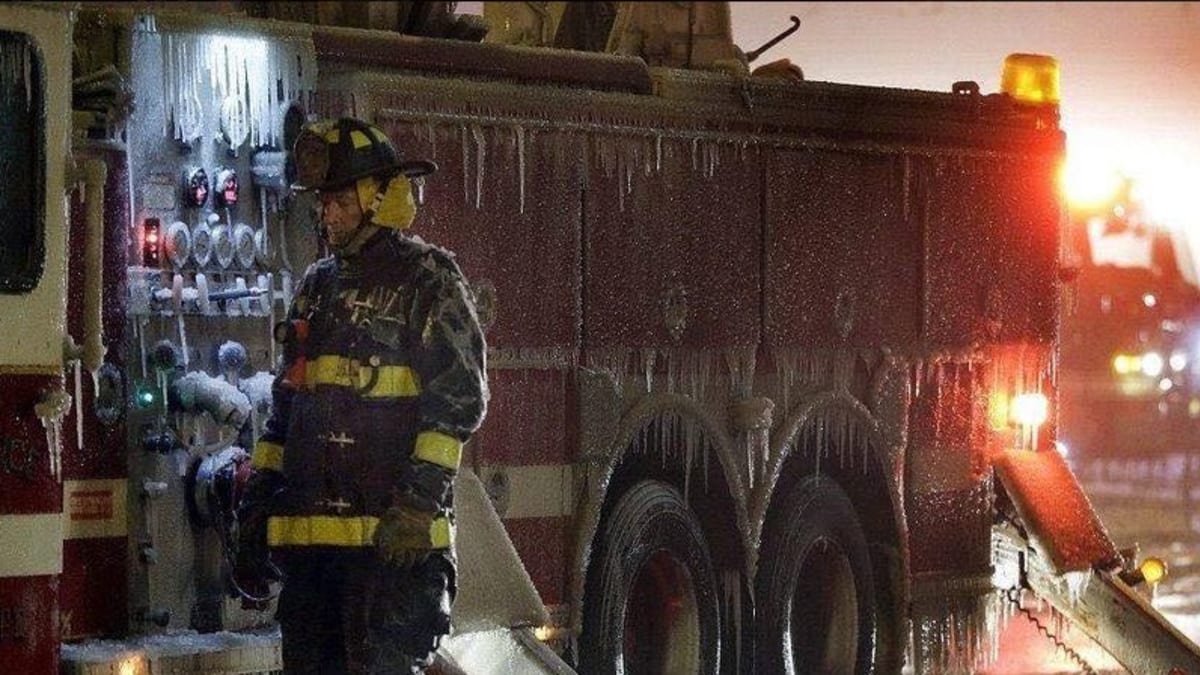 I v mínus 30 museli hasiči v Americe vyrazit k požáru