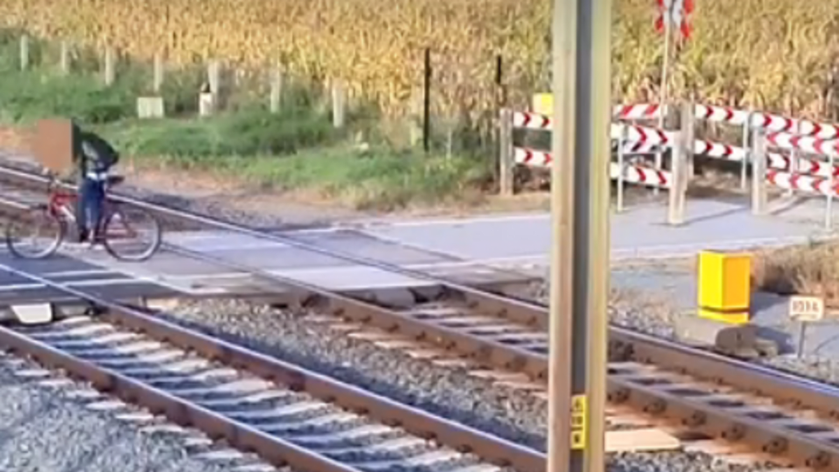 Jen pár sekund ho dělilo od smrti: Cyklista přehlédl projíždějící vlak