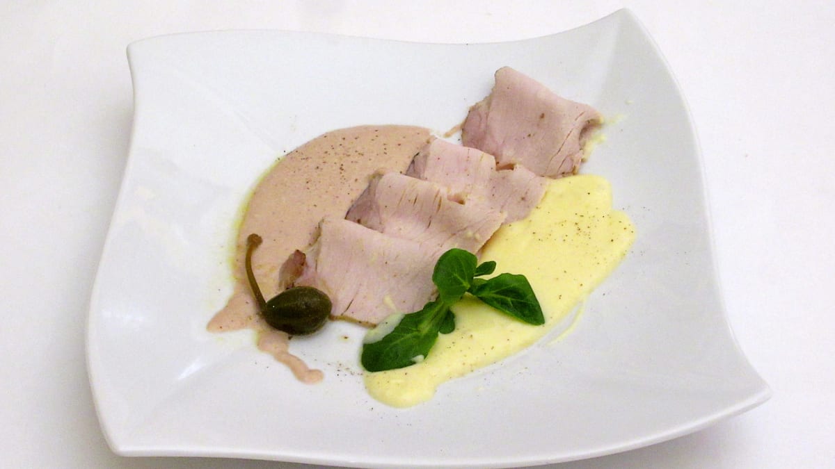 Vepřová pečeně na rozmarýnu špikovaná česnekem s bramborovým pyré s parmezánem a tuňákovou omáčkou
