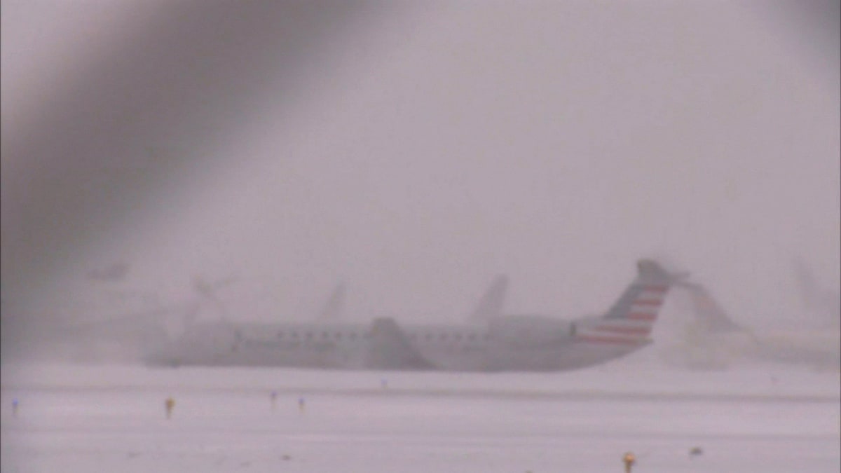 Letadlo v Chicagu sjelo během přistání z ranveje