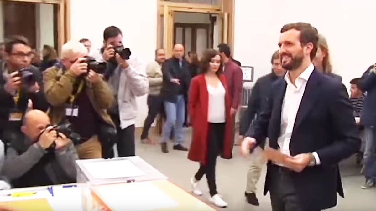 Santiago Abascal a strana VOX oslavují španělské volby