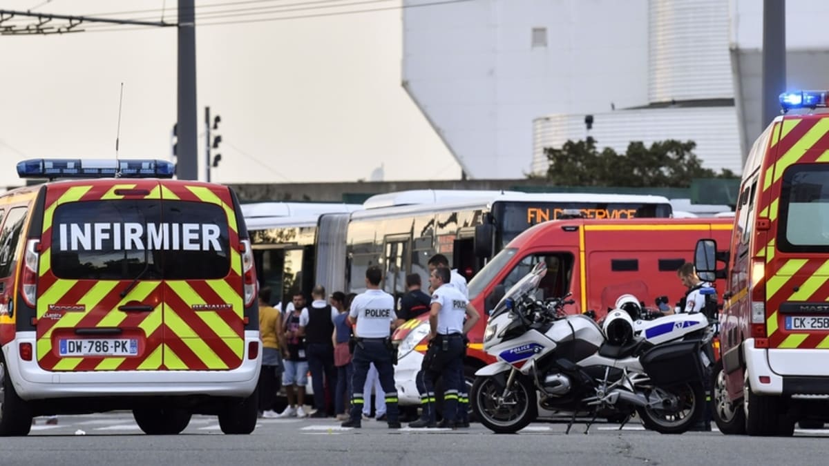 Ve Francii zabili útočníci jednoho člověka a devět dalších zranili. Jeden z pachatelů je stále na útěku