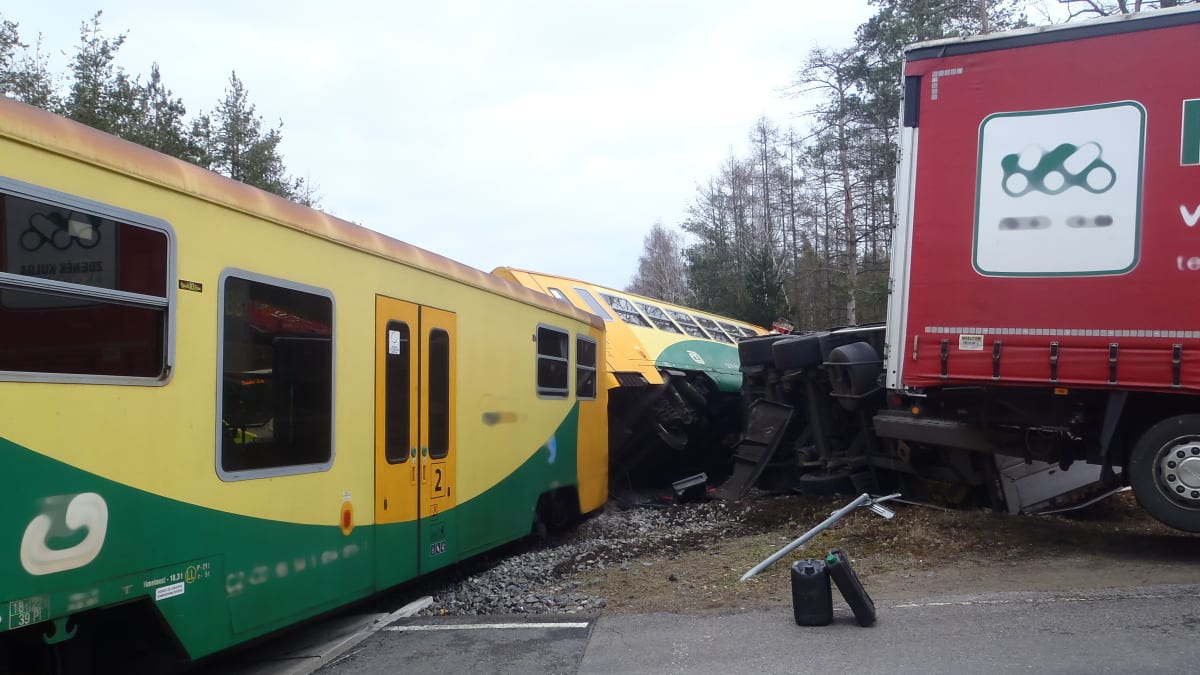 Při srážce vlaku s kamionem Příbramsku se zranily 4 lidé