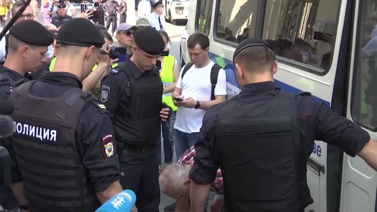 V Moskvě se zatýkalo ještě před začátkem demonstrace (Zdroj: AP)