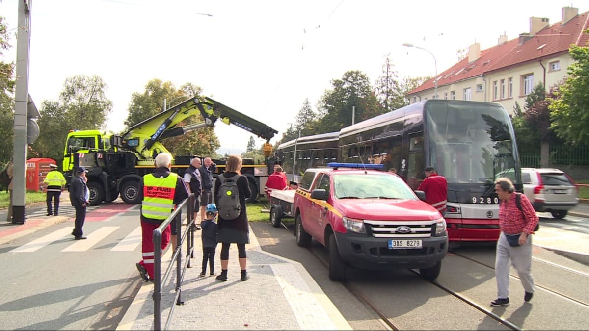 V pražských Střešovicích vykolejila tramvaj