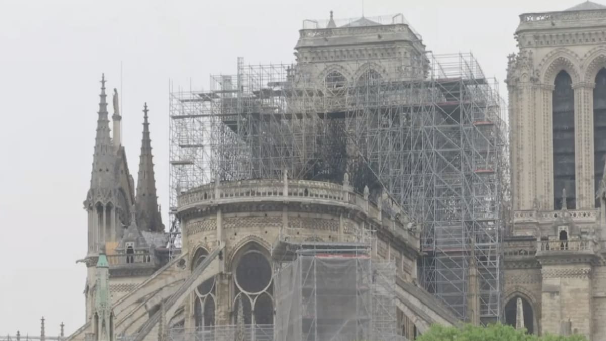 Notre-Dame - lešení - po požáru foto youtube