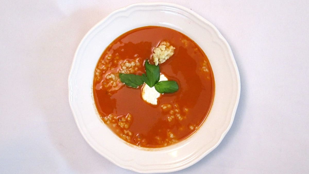 Tomatová polévka s tarhoňou