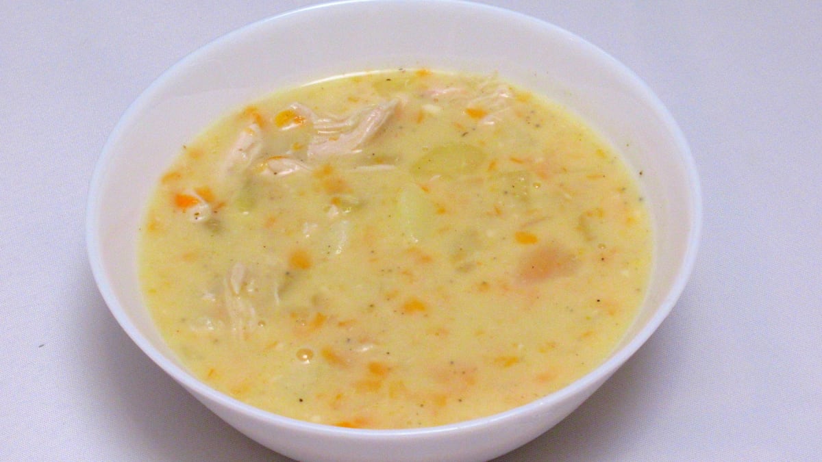 Kuřecí sýrová polévka s krutony