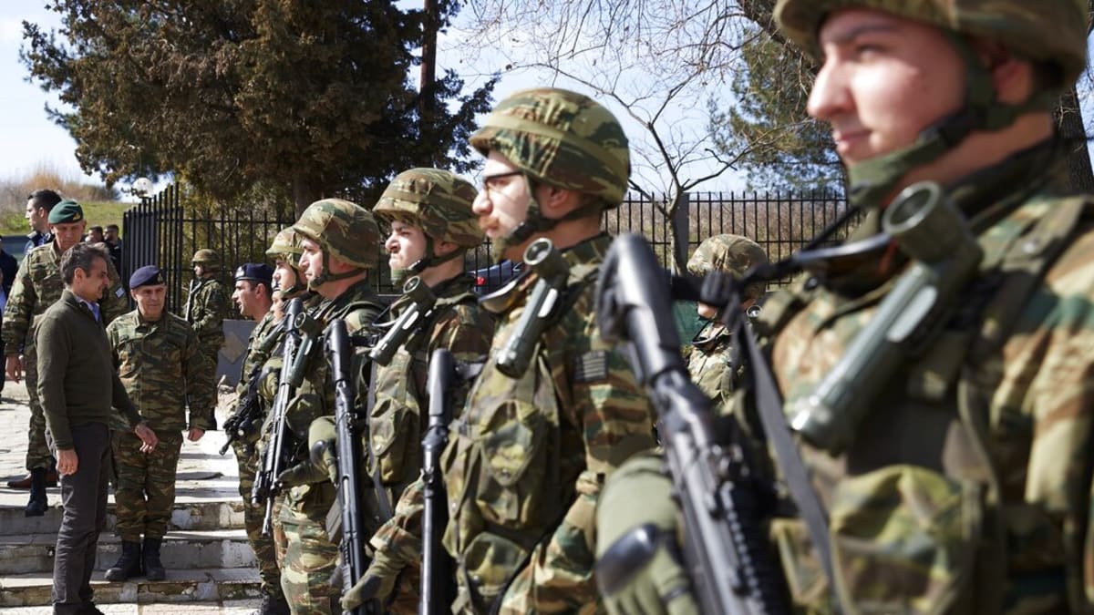 Řecký premiér Mitsotakis navštívil vojáky na hranicích s Tureckem
