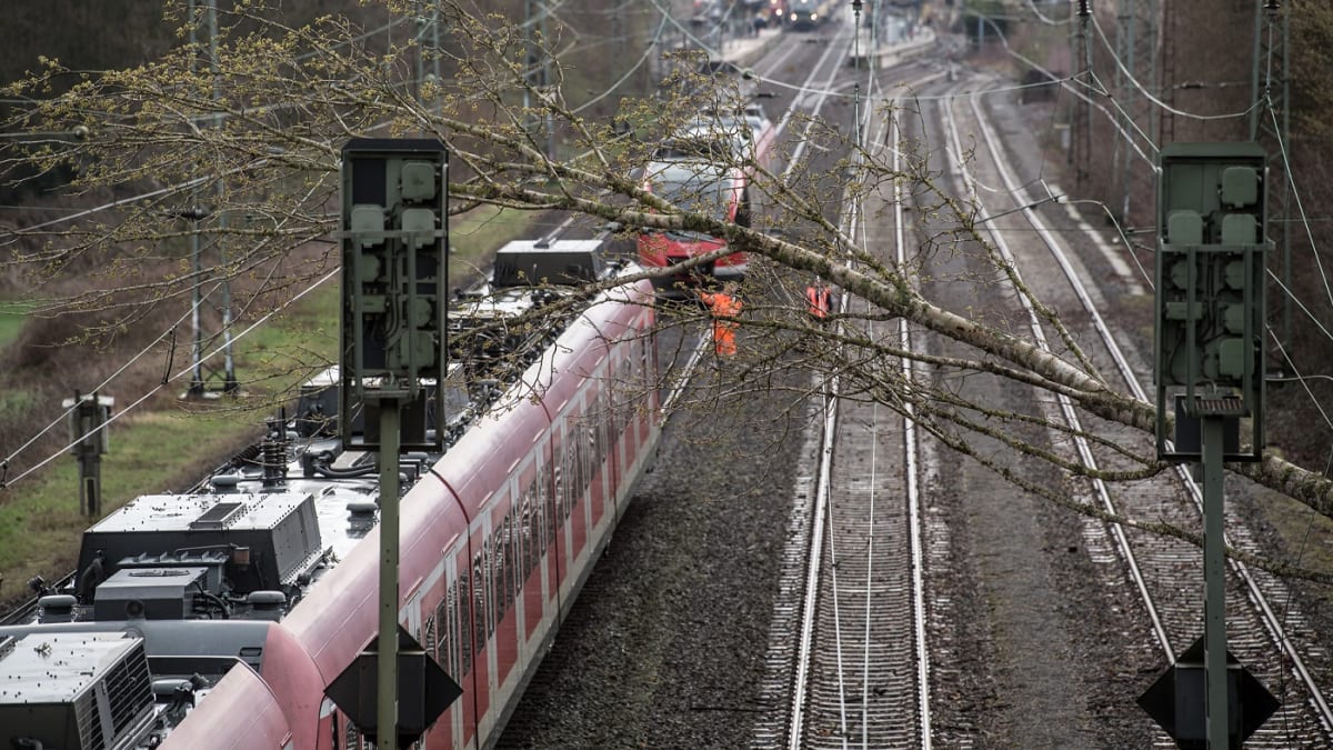 Silný vítr v Čechách komplikuje dopravu na některých tratích(ilustrační foto)