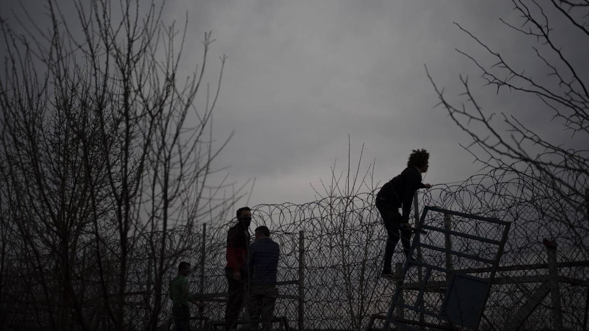 Migranti na turecko-řecké hranici se pokouší překonat plot do Evropy