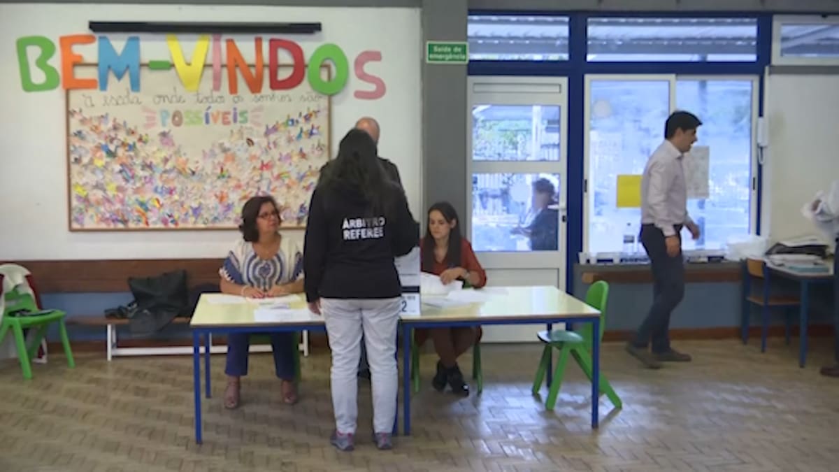 V Portugalsku jdou dnes lidi k volbám. Volí parlament