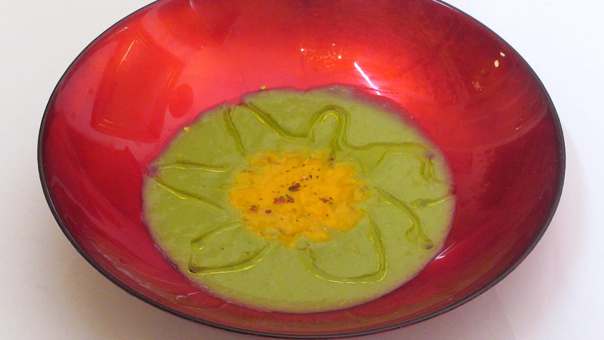 Kombinace dvou zeleninových krémů: krém z jarní cibulky a mrkvový krém