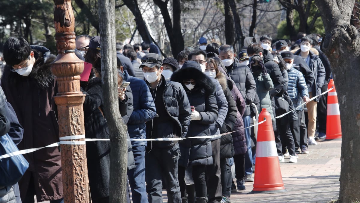 Lidé v Soulu stojí v dlouhých frontách, aby si mohli nakoupit ochranné pomůcky