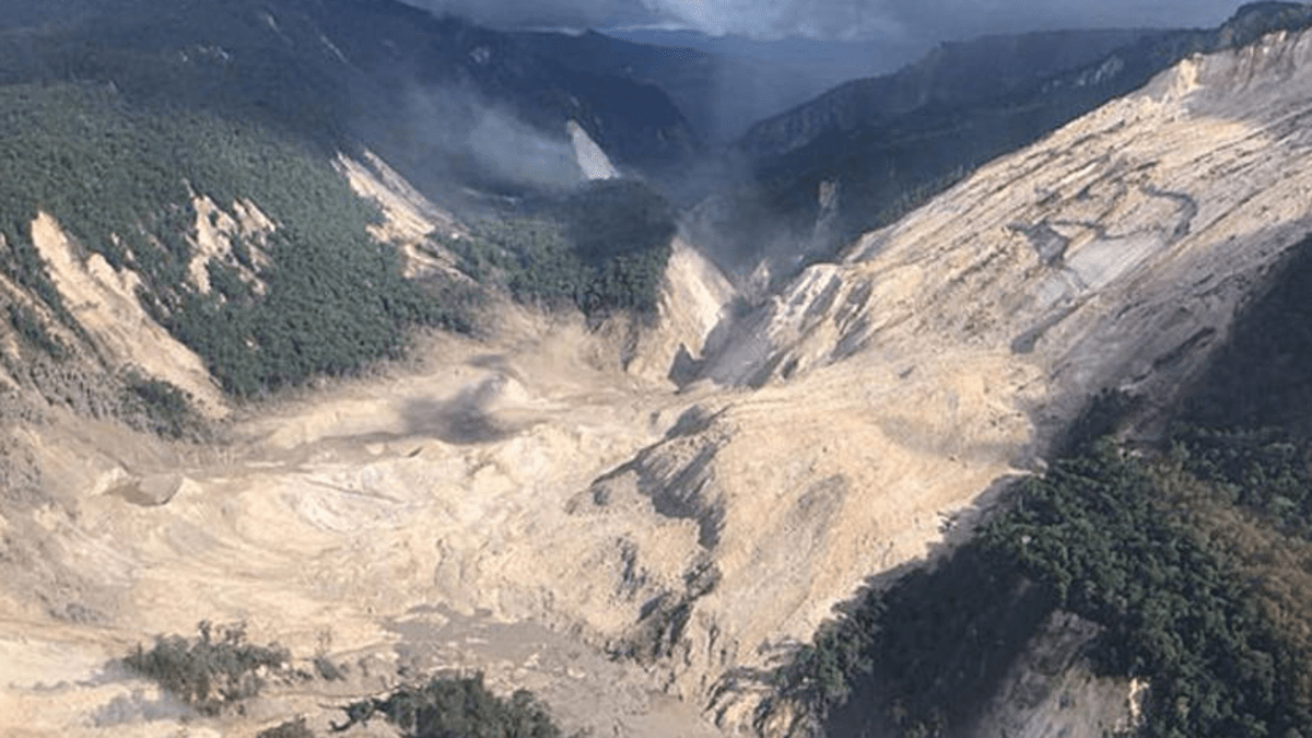 Zemětřesení a sesuvy půdy Papua-Nová Guinea