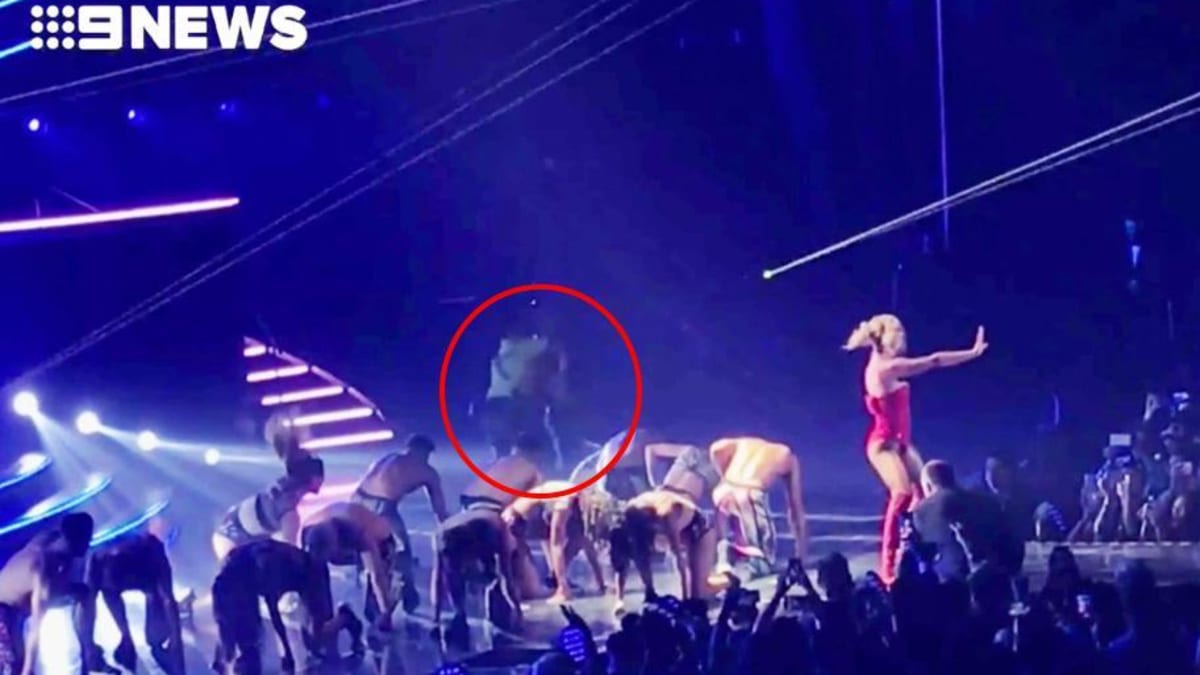 Bláznivý fanoušek skočil na pódium za Britney Spears