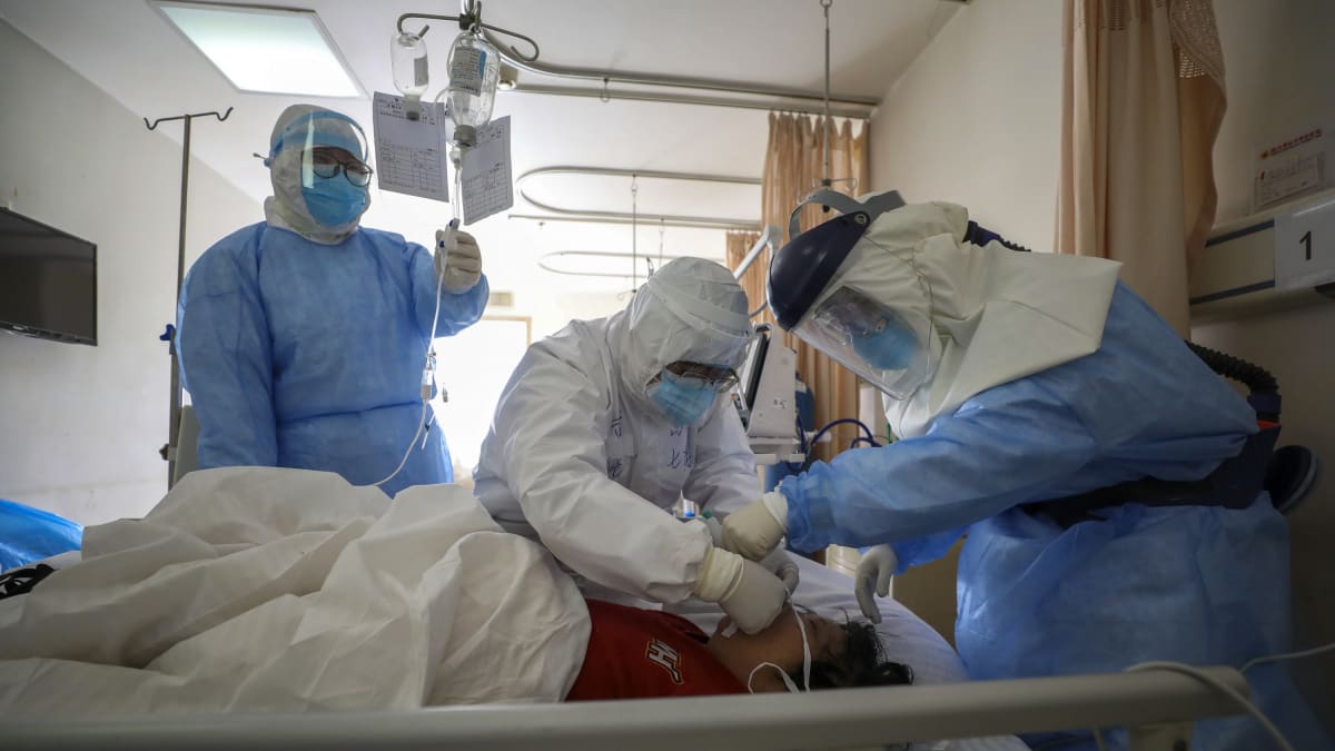 Lékaři se starají o pacienta ve městě Wu-chan