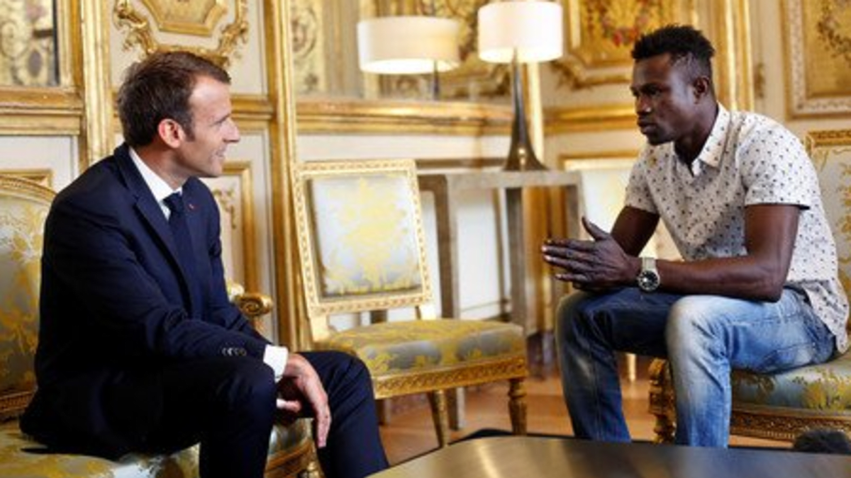 Pařížský hrdina: Malijský migrant zachránil dítě visící z balkónu. Za svou odvahu získal francouzské občanství