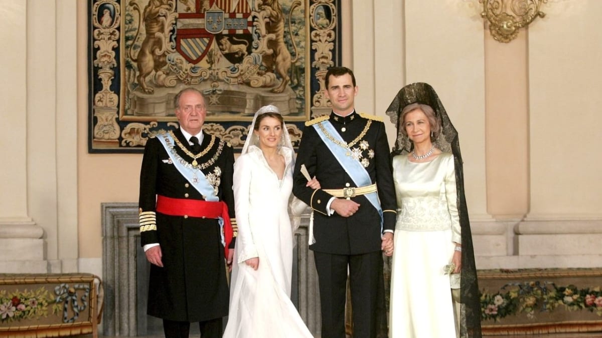 Princ Felipe se dnes stane králem. Po boku mu bude stát manželka Letizie.