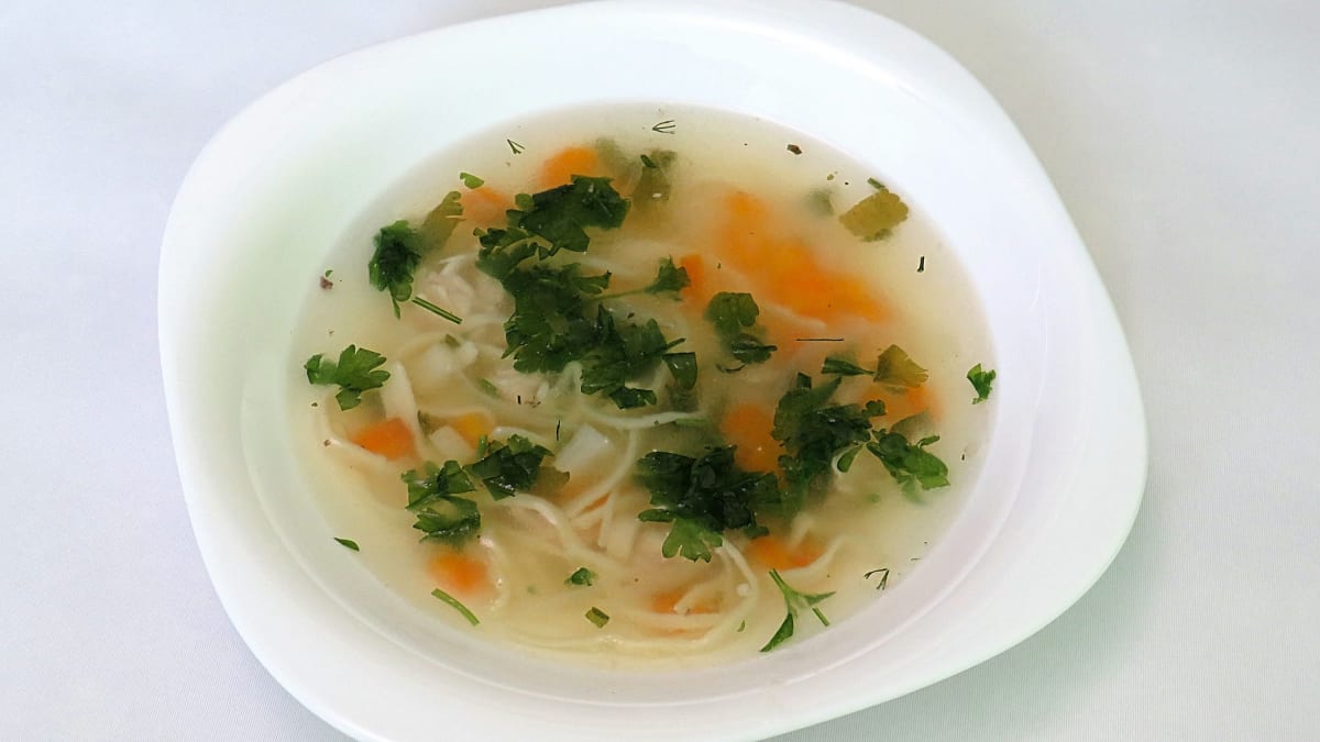 Kuřecí polévka s čerstvou zeleninou a domácími nudlemi