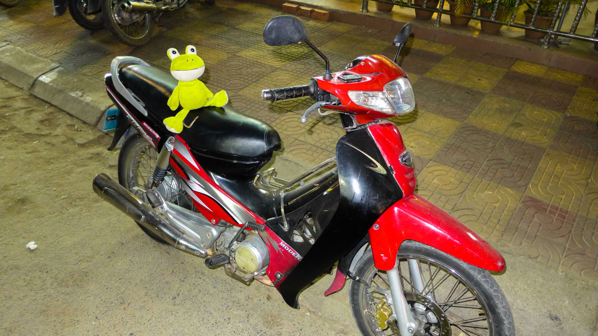 Nadšená Drahuš po zakoupení motorky. Phnom Penh, Kambodža