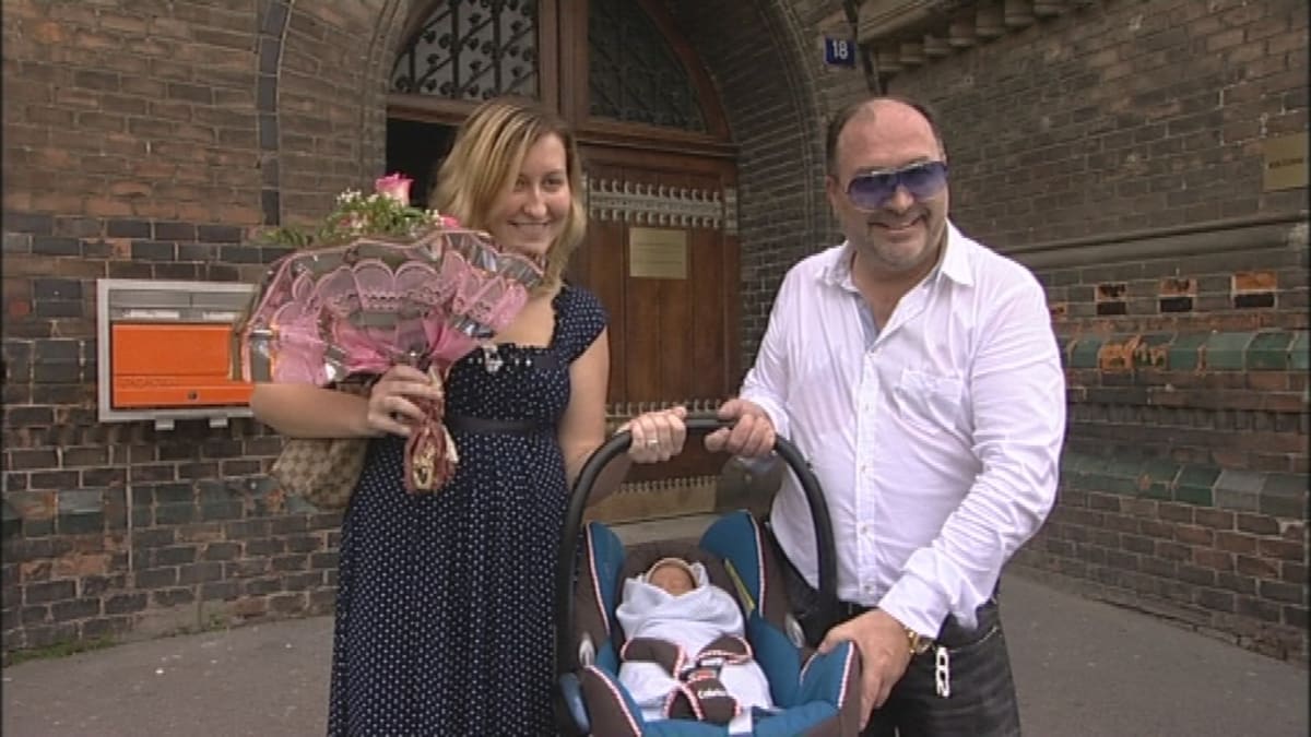 Michal David s dcerou Klárou a vnukem. Osobně si je vyzvedl z porodnice. 