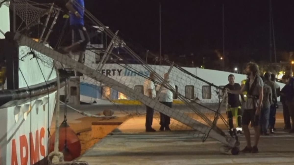 Migranti z lodi Open Arms se vylodili na ostrově Lampedusa