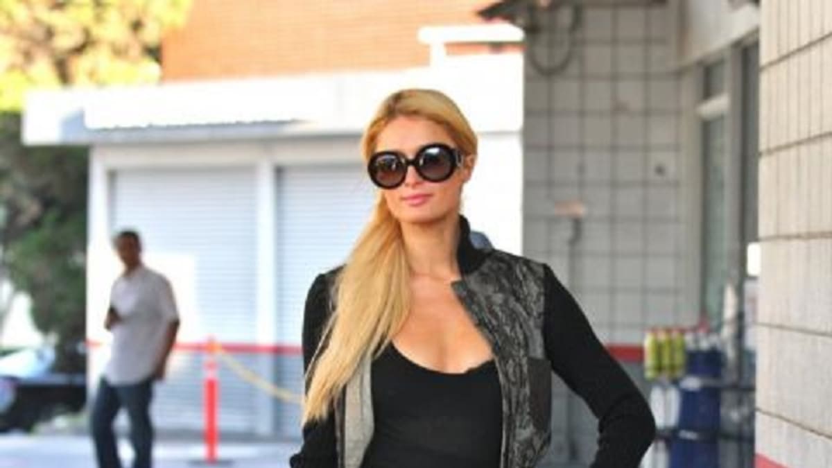 Paris Hilton se nečekaně oblékla do černé a světu sdělila, že tuto barvu na oblečení miluje