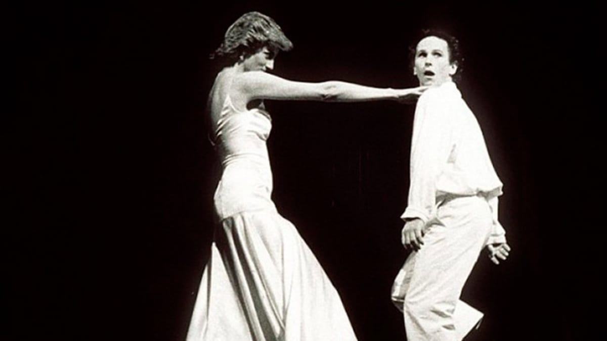 Diana po boku sličného tanečníka v negližé.